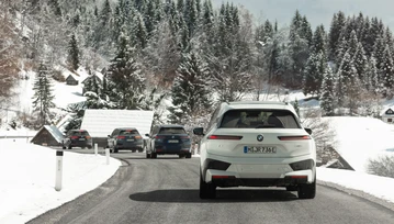 Napęd BMW eDrive 5. generacji w elektrycznych BMW iX xDrive40, iX3 oraz i4 M50 w górskich drogach (także ośnieżonych)