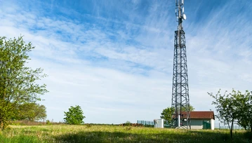 Brak słów na taką bezmyślność. Maszt telefonii komórkowej runął, bo ktoś poluzował śruby