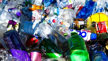 Co to jest: małe, żre plastik i nie stworzyła tego natura?