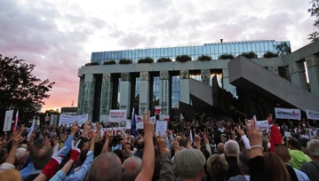 Ministerstwo Sprawiedliwości dzwoni do Polaków i pyta ich o udział w protestach. WTF?