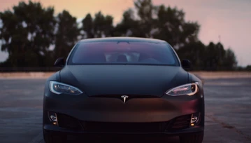 Elon Musk leci do Chin, żeby pokazać nową Teslę Model 3? To by było dziwne...