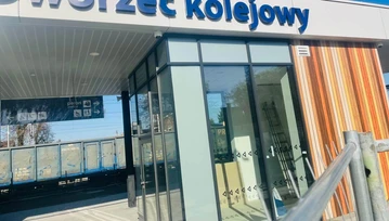 Więcej niż co trzeci bilet na pociąg kupiony został w kasie dworcowej. Podziwiam