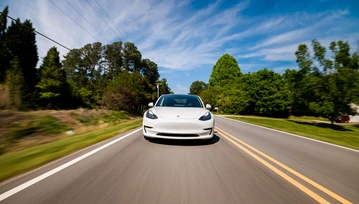 Chciał udowodnić, że autopilot Tesli jest bezpieczny. Rozpędził auto w stronę własnych dzieci