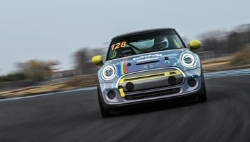 Racing MIMI: elektryczne MINI w porównaniu ze spalinowym John Cooper Works