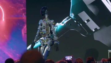 Nadchodzi era robotów. Humanoidalny bot od Tesli po raz pierwszy zaprezentowany na scenie