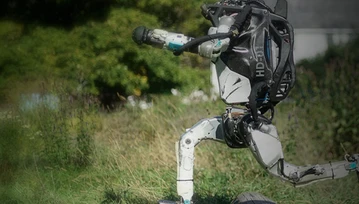 Atlas popisuje się przed światem fikołkami. Robot Boston Dynamics w akcji