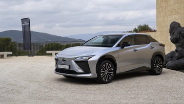 Lexus RZ 450e – zużycie energii i zasięg. Wolant bez kolumny kierowniczej. Test