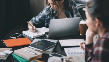 Sztuczna inteligencja już nikogo, prócz... studentów