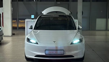 Tesla obniża cenę swojej kluczowej usługi. W poszukiwaniu przychodów