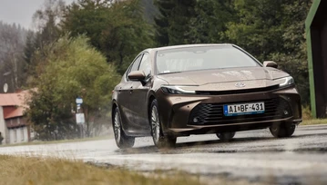 Toyota Camry HEV 2025: szybsza, cichsza, oszczędniejsza, nowocześniejsza. Jazda próbna