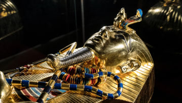 Obwiniali go o śmierć archeologów. Teraz pomoże ratować życie