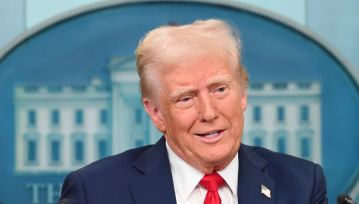 Szczyt hipokryzji – ultraamerykański smartfon Trumpa okazał się „Made in China”?