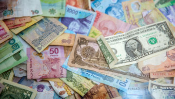 Bank pobiera prowizję, gdy płacisz za granicą? Oto jak tego uniknąć.