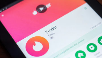 Tonący brzytwy się chwyta. Tinder z nową dziwną funkcją