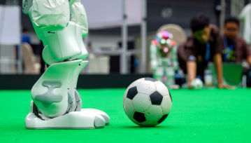 Nieudolne podania i dwie kontuzje – roboty zadebiutowały na boisku w stylu Biało-Czerwonych
