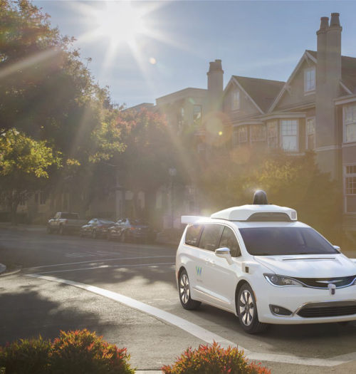 Są ludzie, którzy "nienawidzą" samochodów Waymo. Oto dlaczego