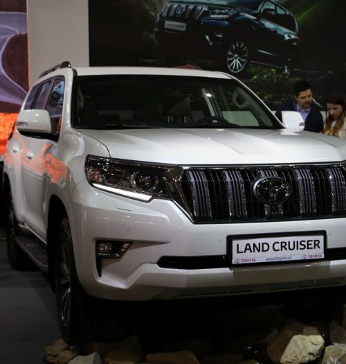 Nowa Toyota Land Cruiser: legendarna terenówka w odświeżonym garniturze