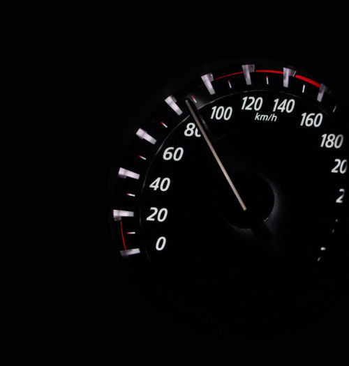 Nowe auta z ogranicznikami prędkości? Unie chce zakazać przekraczania 150 km/h