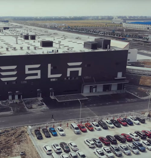 Tesla z Chin trafi do Europy, w bogatszej wersji. Pod Berlinem prace idą pełną parą