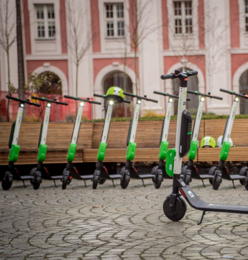 Hulajnogą elektryczną nie pojedziemy po chodniku. Zmiany przepisów jednak nie wcześniej niż latem