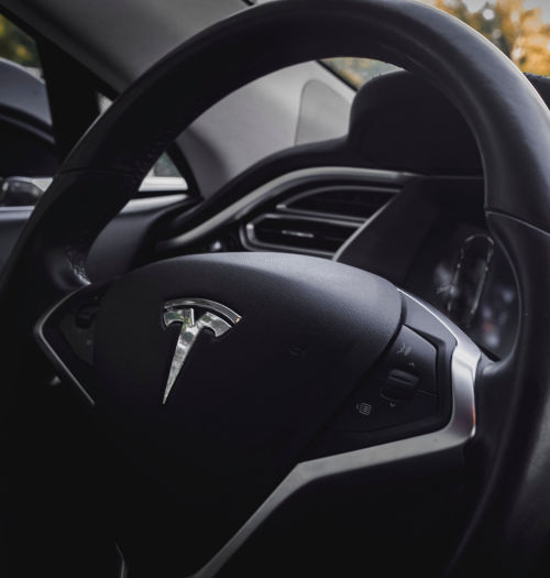 Autopilot w Teslach pod okiem regulatora, za dużo wypadków