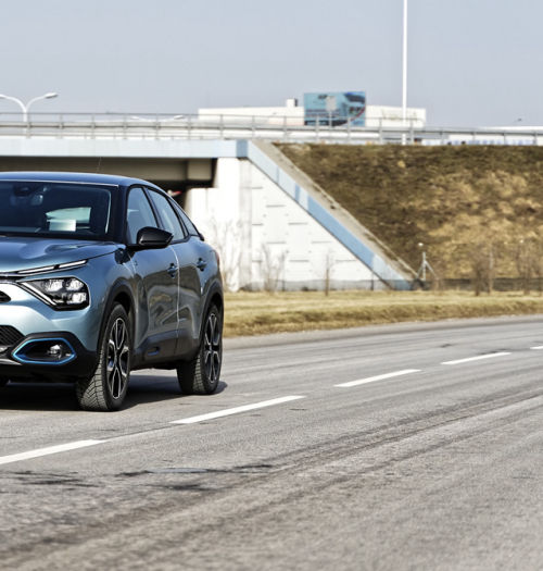 Elektryczny Citroen e-C4: komfortowo, wygodnie i stylowo. Test
