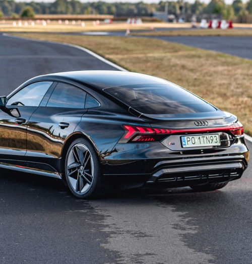 Audi e-tron GT quattro oraz Audi RS e-tron GT – w pełni elektryczna i ekscytująca jazda próbna