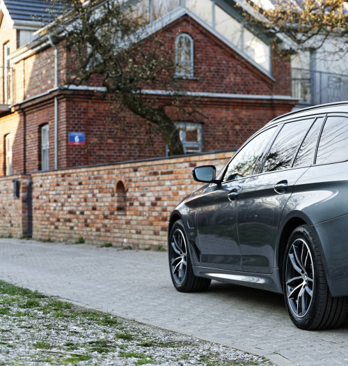 BMW 530e xDrive Touring – bardzo komfortowa, oszczędna i szybka hybryda Plug-In. Test