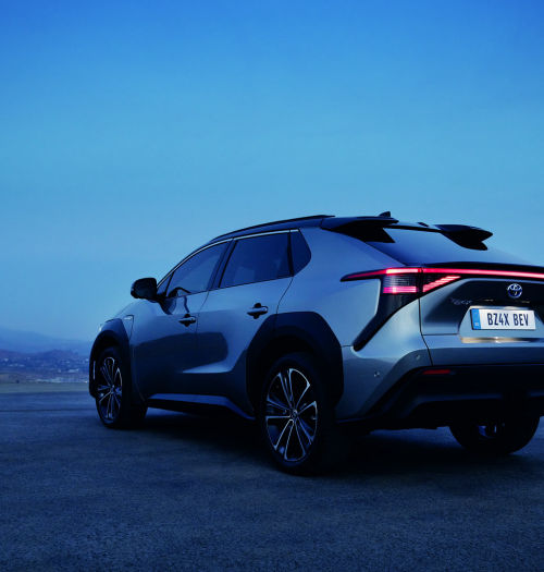 Elektryczna Toyota bZ4X z 10-letnią gwarancją na akumulatory! Europejska premiera