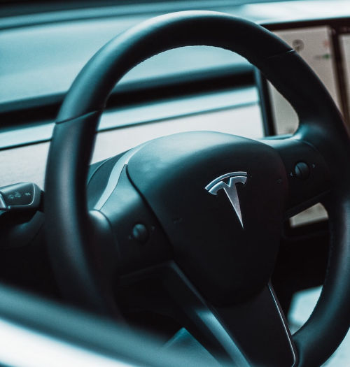 Tesla hamuje. Nie, nie na giełdzie, tylko na drodze