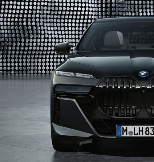 BMW 7 i i7 są praktycznie identyczne i mają salę kinową w kabinie