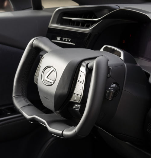 Lexus RZ 450e z wolantem (zamiast kierownicy) i systemem One Motion Grip okiem kierowcy wyścigowego