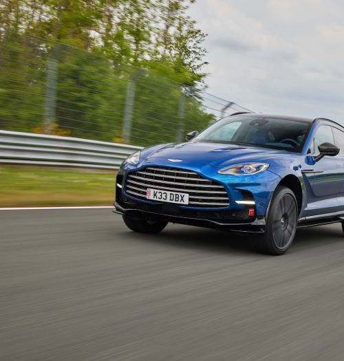 Aston Martin DBX707 - sportowa bestia w przebraniu luksusowego SUV-a
