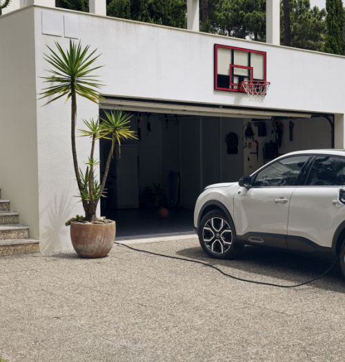 Citroën miesza i wprowadza do oferty model C4 X. I jest elektrykiem. Albo kopciuchem