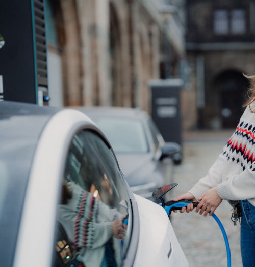 Samochód elektryczny za 100 euro miesięcznie. Ten pomysł to niestety nie Polska