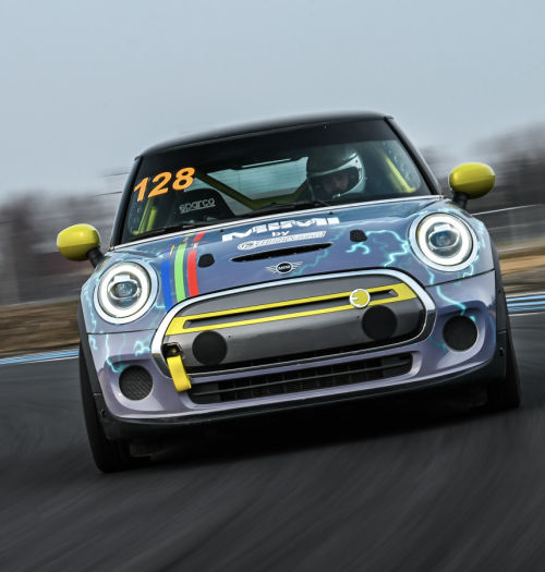 Racing MIMI: elektryczne MINI w porównaniu ze spalinowym John Cooper Works