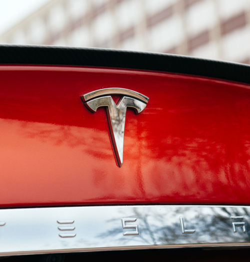 Tesla, czyli prawdziwy fenomen Elona Muska. Dlaczego ludzie kochają te samochody?