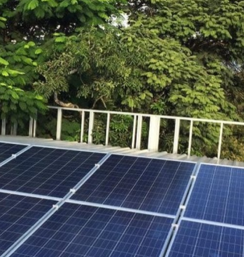Właściciele paneli słonecznych znacznie chętniej rozważają zakup samochodu elektrycznego