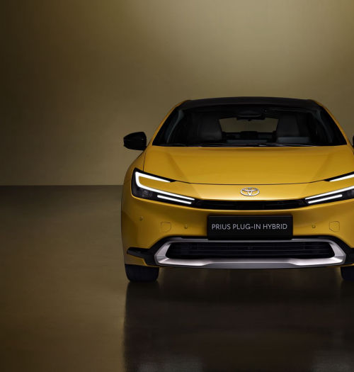 Toyota Prius czy Tesla Model 3? Cena niemal taka sama...