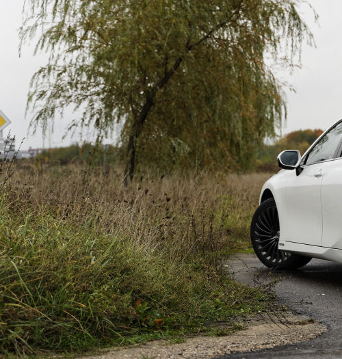 Toyota Mirai – jak wygląda tankowanie w „5 minut”, zasięg i rzeczywiste zużycie wodoru? Test