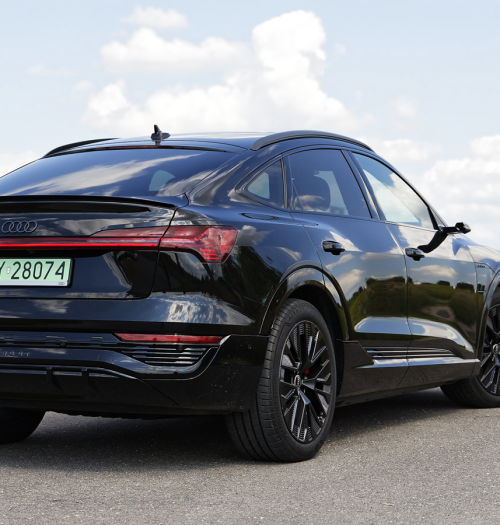 Czy Audi Q8 e-tron 55 jest rzeczywiście oszczędniejsze od Audi e-tron 55? Zasięg i zużycie energii.