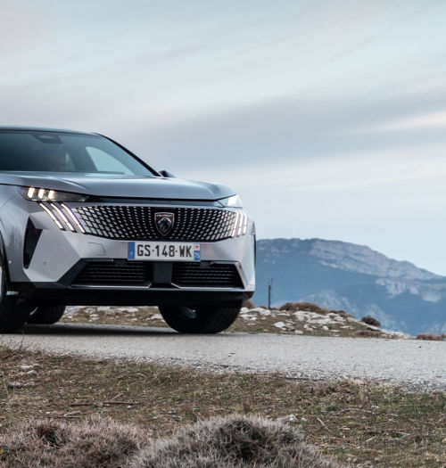 Peugeot e-3008: ekrany w górę, zużycie energii w dół. Jazda próbna i ocena praktyczności