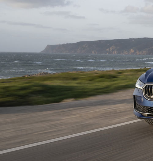 Skoda Superb iV ze 145 km realnego zasięgu w trybie elektrycznym zmienia zasady gry. Test