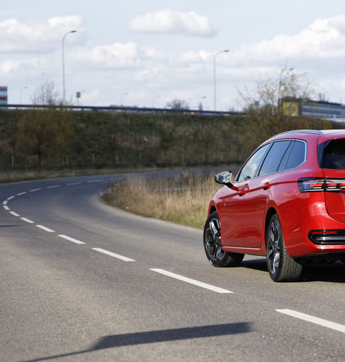 Volkswagen Passat 2024 z Travel Assist: autonomiczna jazda autostradą i asystent jazdy w miejskich korkach. Test