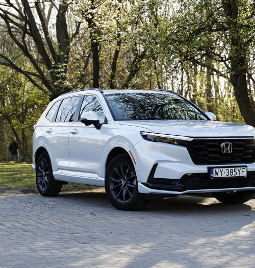 Honda CR-V e:HEV czy Toyota RAV4 Hybrid? Zużycie paliwa, praktyczność i jakość wnętrza. Test