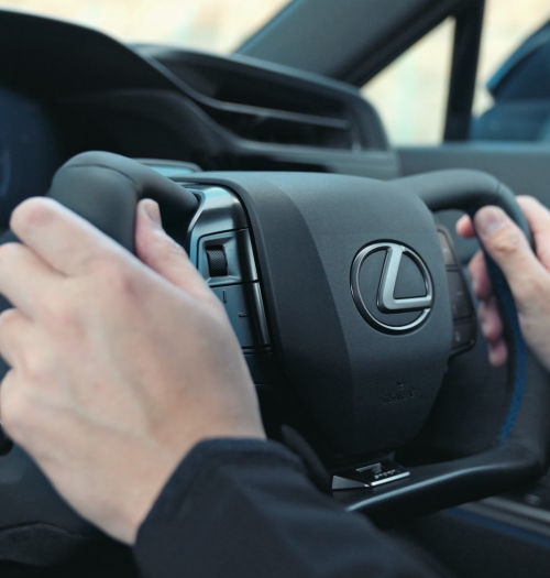 Lexus RZ 550e ma wolant niczym ze świata gier, moc 408 KM i… skrzynię biegów?