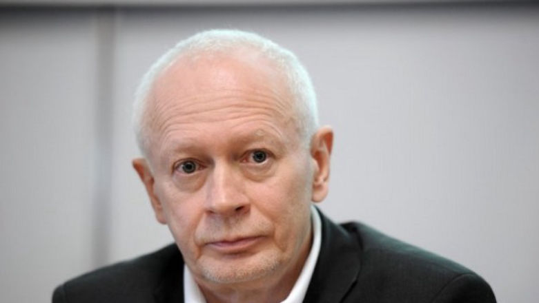 Minister Boni snuje kolejne plany - dużo literek  "e" w administracji