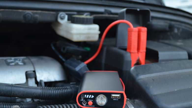 Naładuje smartfona, odpali samochód w zimę. Oto powerbank idealny dla kierowców