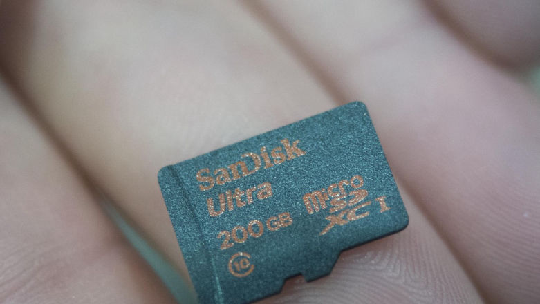 Jaką kartę microSD wybrać do smartfona? Najlepiej żadną.