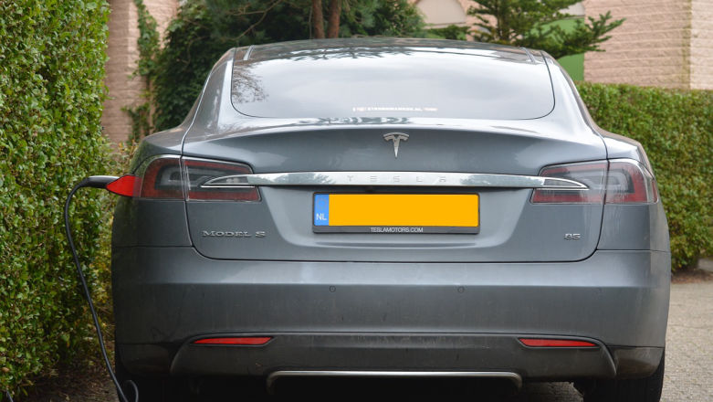 Tesla usprawni autopilota z powodu... głupoty kierowców